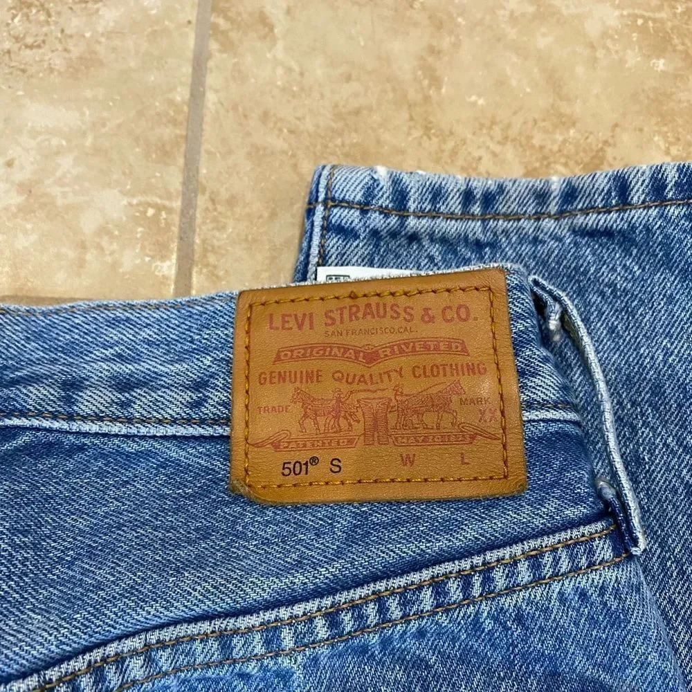 Levis inseam 28”